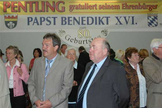 Die Feier im Feuerwehrhaus Pentling vorne: Bürgermeister Rummel und Prof. Beinert